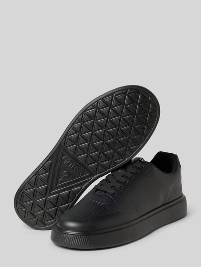 Produktfoto, Sneaker mit Schnürverschluss Modell 'PLEZIA' von Guess in Schwarz mit strukturierter Sohle, Label-Detail, abgerundete Spitze, Absatzhöhe 4 cm, Schafthöhe 7 cm, Schaftweite 7 cm.