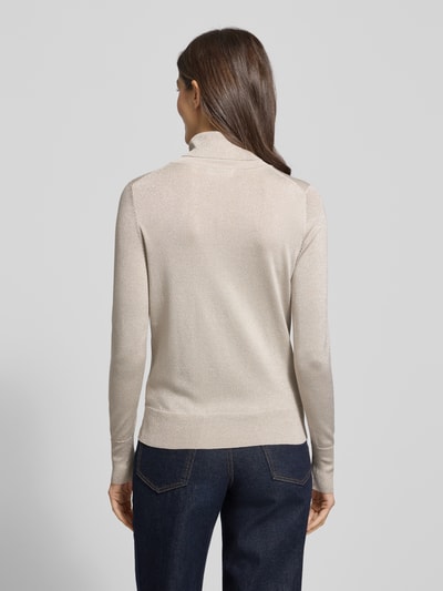 Frauenmodel trägt Strickpullover mit gerippten Abschlüssen von Christian Berg Woman, Viskose-Mix, Slim Fit, Rollkragen, Rückenlänge 57 cm, Ärmellänge 62 cm, dezentes Beige, feine Struktur, Ganzkörperansicht Rückansicht.