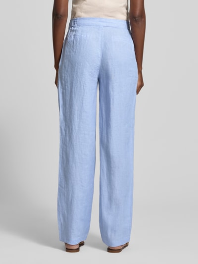 Frauenmodel trägt Straight Fit Leinenhose mit elastischem Bund von Fynch-Hatton in Hellblau, Paspeltaschen am Gesäß, Reines Leinen, Ganzkörperansicht Rückansicht. Bundweite bei Größe 36: 38 cm, Innenbeinlänge bei Größe 36: 79 cm.