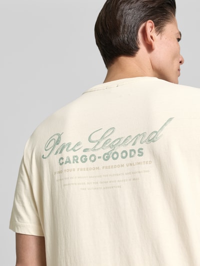 Męski model nosi Relaxed Fit T-Shirt mit Label-Prints und Rundhalsausschnitt von PME Legend z bawełny, kremowy z nadrukiem z logo, długość tyłu w rozmiarze M: 70 cm, Ganzkörperansicht Rückansicht.