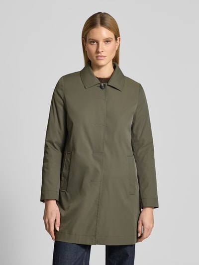 Frauenmodel trägt Mantel mit verdeckter Knopfleiste und Eingrifftaschen von Christian Berg Woman Selection in Olive, Gerade Schnitt, Kentkragen, Ganzkörperansicht von vorne. Rückenlänge bei Größe 36: 87 cm, Schulterbreite: 40 cm, Brustweite: 54 cm, Ärmellänge: 62 cm.