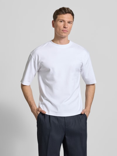 Männermodel trägt weißes Relaxed Fit T-Shirt aus reiner Bio-Baumwolle von JAKE*S STUDIO MEN, Halbarm, Rundhalsausschnitt, Ganzkörperansicht von vorne.