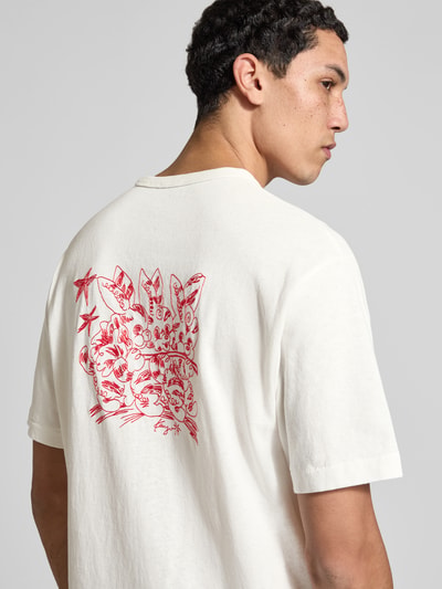 Männermodel trägt Regular Fit T-Shirt aus reiner Baumwolle von Kenzo, weiß mit rotem Motiv-Stitching, Kurzärmelig, Rückenlänge 72 cm, Ganzkörperansicht Rückansicht.