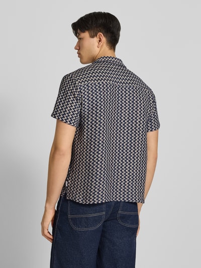 Männermodel trägt Regular Fit Freizeithemd im Allover-Look Modell 'MONTAUK' von Jack & Jones mit kurzen Ärmeln, Rückansicht, Material-Mix mit Baumwoll-Anteil, gemustert, Textur wirkt weich.