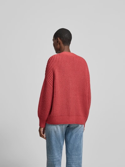 Frauenmodel trägt Oversized Wolljacke mit Kaschmir-Anteil von Joseph in Strick-Optik, Woll-Kaschmir-Seide-Mix, gerippte Abschlüsse, Rückenlänge bei Größe S 65 cm, Ganzkörperansicht Rückansicht.