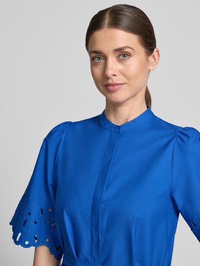 Frauenmodel trägt Hemdblusenkleid mit Bindegürtel Modell 'Marika' von GUIDO MARIA KRETSCHMER WOMAN, Reine Baumwolle, Lochstickerei, Nahaufnahme Oberkörper.