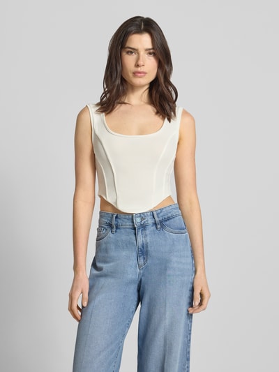 Kobiece modelka nosi Crop Top mit Rundhalsausschnitt Modell 'AGAPA' von Drykorn, mieszanka materiałów z dodatkiem streczu, krój krótki, długość tyłu w rozmiarze S 22 cm, jasny kolor, gładka tekstura, pełen widok z przodu.