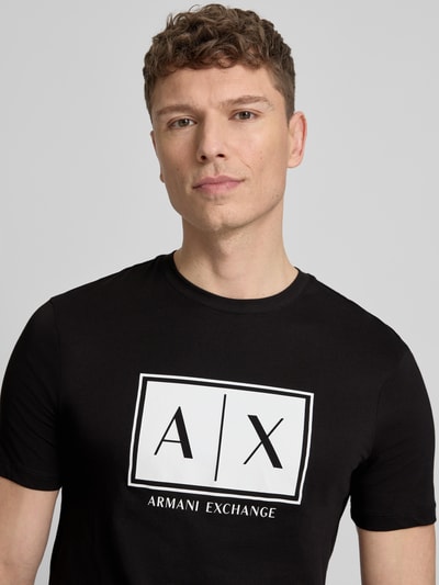 Männermodel trägt T-shirt mit logo en ronde hals van ARMANI EXCHANGE, puur katoen, regular fit, ruglengte maat M 71 cm, Nahaufnahme Oberkörper