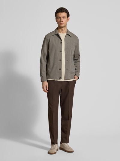 Männermodel trägt Regular Fit Hemdjacke aus Baumwoll-Mix mit Viskose-Anteil von Marc O'Polo in Grau, unifarben, Ganzkörperansicht von vorne.