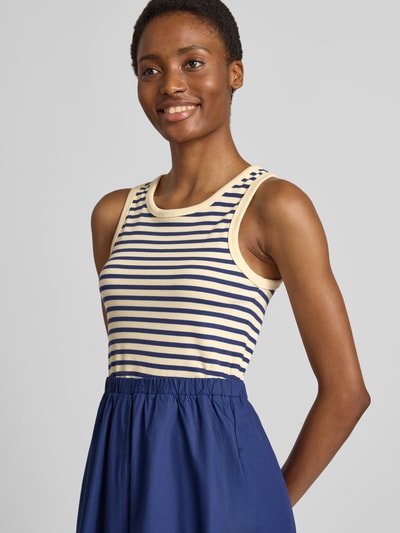 Frauenmodel trägt Tailliertes Freizeitkleid aus Baumwoll-Mix von s.Oliver RED LABEL mit blau-beigen Streifen und glattem Rock, Nahaufnahme Oberkörper.