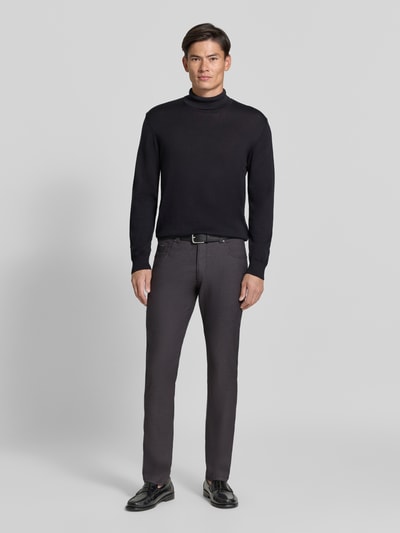 Männermodel trägt Straight Fit Hose aus Baumwoll-Mix Modell 'Yarn' von bugatti in Anthrazit, 5-Pocket, Ganzkörperansicht von vorne. Herren Hose, elastisch, Knopf- und Reißverschluss, Bundweite 40 cm, Innenbeinlänge 81 cm.