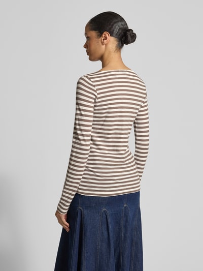 Modelka nosi Regular Fit Langarmshirt aus reiner Baumwolle von Marc O'Polo, efekt: wzór w paski, nadruk z logo, dekolt w łódkę, długi rękaw, bawełna, Ganzkörperansicht Rückansicht.