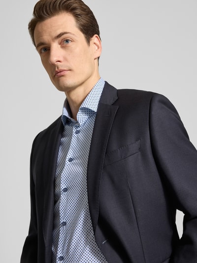 Männermodel trägt Slim Fit Freizeithemd mit Kentkragen van OLYMP Level Five, katoenmix, met lange mouwen, knoopsluiting, sportmanchet, Nahaufnahme Oberkörper