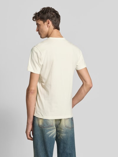 Männermodel trägt Slim Fit T-Shirt aus reiner Baumwolle von KENZO, helles Beige, Kurzarm, Rückenansicht, Kontext Herren T-Shirt, KI-modifiziertes Bild