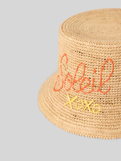 Produktfoto, zylinderförmiger Strohhut mit Stitchings von Marc Cain, naturfarbene Flechtstruktur mit orange-gelbem Stitching, Damen Strohhut