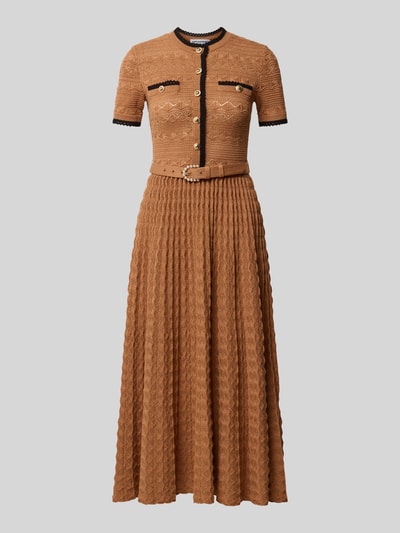 Produktfoto, Midikleid in Strick-Optik von Self-Portrait in Braun mit Knopfleiste, Gürtel, taillierte Passform, elastischer Baumwoll-Mix, kurze Ärmel, strukturierte Textur, Gesamtlänge 125 cm, Brustweite 40 cm, Ärmellänge 22 cm, Taillenweite 34 cm.