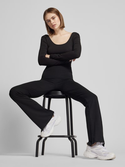 Gina Tricot Flared cut stoffen broek met elastische band Zwart - 1