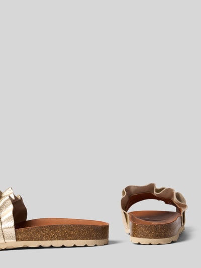Produktfoto, Slippers aus echtem Leder-Mix Modell 'Rocio' von Verbenas in Beige mit Rüschenbesatz, offener Ferse, abgerundeter Passform, Absatzhöhe 3 cm, strukturierte Sohle vor grauem Hintergrund.