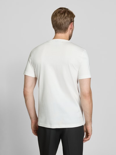 Männermodel trägt Regular Fit T-Shirt aus reiner Escorial-Wolle von Antony Morato in Weiß, glatte Textur, Rückenansicht, Ganzkörperansicht Rückansicht.
