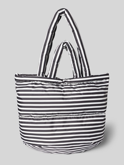 Produktfoto, Handtasche mit Steppnähten und Label-Detail von MADS NØRGAARD, schwarz-weiß gestreift, glatte Textur, Allover-Look