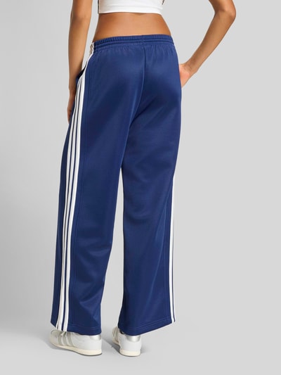 adidas Sportswear Loose Fit Trainingshose aus Baumwoll-Mix mit Logo-Stitching Dunkelblau 5