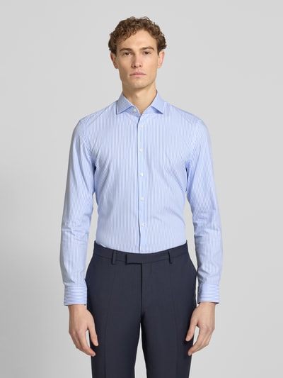 Männermodel trägt Slim Fit Business-Hemd mit Kentkragen von Jake*s in Hellblau mit feinen Streifen, Knopfleiste, reine Baumwolle, Ganzkörperansicht von vorne.