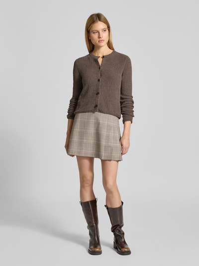 Frauenmodel trägt Regular Fit Strickjacke aus Baumwoll-Mix von Marc O'Polo, Optik: Unifarben, Frottee-Textur, einreihige Knopfleiste, Rundhals, Langarm, Rollsaum, Materialverarbeitung: Frottee, Material: Baumwoll-Mix, Ganzkörperansicht von vorne.