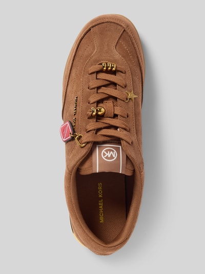 Produktfoto, Sneaker aus Leder mit Zierperlen Modell 'NOLAN LACE UP' von MICHAEL Michael Kors, brązowa skóra, zaokrąglony kształt, detal z logo, ozdobne perły, lekko teksturowana podeszwa, wysokość obcasa w rozmiarze 40: 2 cm, wysokość cholewki w rozmiarze 40: 6 cm, szerokość w rozmiarze 40: 9 cm