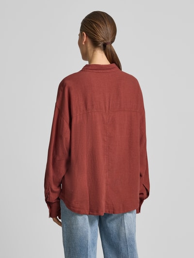 Frauenmodel trägt Leinenbluse mit Hemdblusenkragen Modell 'SALINAS' von Mustang, Viskose-Mix, Loose-Fit, Rückansicht, Ganzkörperansicht Rückansicht.