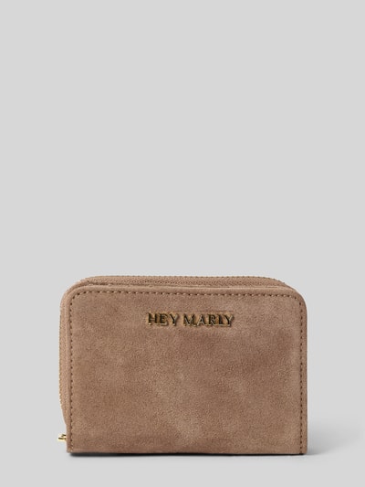 Produktfoto, Portemonnaie aus Leder-Mix von Hey Marly in Beige mit goldfarbenem Label-Detail, glatte und strukturierte Oberfläche, Hauptfach mit Druckknopfverschluss, Rundum-Reißverschluss am Münzfach, Damen Portemonnaie von Hey Marly, mehrere Schein- und Steckfächer.