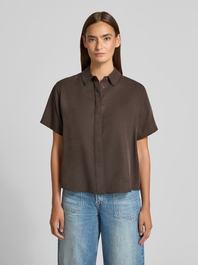 Frauenmodel trägt Regular Fit Hemdbluse mit 1/2-Arm Modell 'MINA' von Samsøe Samsøe aus Lyocell, Kentkragen, glatte Textur, Ganzkörperansicht von vorne. Rückenlänge 59 cm, Ärmellänge 21 cm, verdeckte Knopfleiste, Damen.