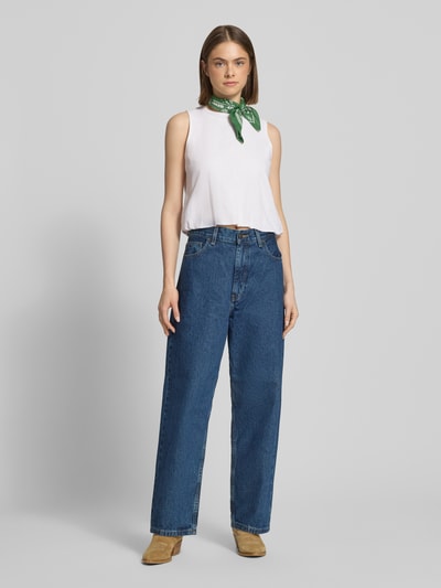 Vrouwenmodel draagt regular fit dames top van Only Regular Fit Top aus Viskose-Leinen-Mix model 'GOA', look: effen, mix van viscose en linnen, gevlamd garen, ronde hals, ballon rompzoom, Ganzkörperansicht van voren.