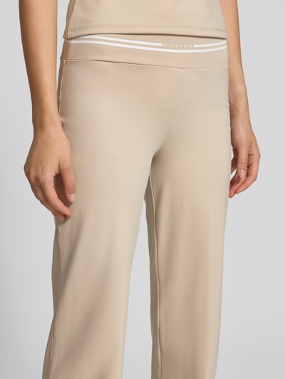 Frauenmodel trägt Flared Leggings mit elastischem Bund Modell 'Jasmin' von OH APRIL in Beige, Lyocell-Elasthan-Mix, Nahaufnahme Oberkörper.