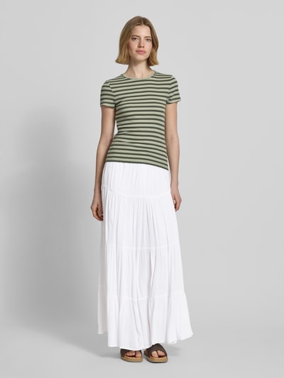 Vrouwenmodel draagt Maxirock im Stufen-Look van REVIEW in zuiver viscose, a-lijn, stufen-look, tunnelkoord, wit, volledige lichaamsvoorzijde.