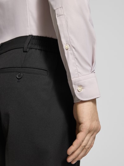 Männermodel trägt Slim Fit Business-Hemd mit Kentkragen von Jake*s aus Material-Mix mit Stretch-Anteil, Nahaufnahme Oberkörper.