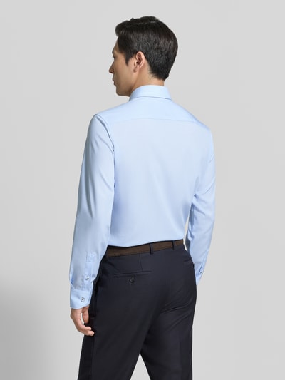 Männermodel trägt Slim Fit Business Hemd aus Lyocell-Mix mit Kentkragen von ETERNA in Hellblau, glatte Textur, Ganzkörperansicht Rückansicht. Rückenlänge 81 cm, Schulterbreite 44 cm, Ärmellänge 67 cm, Herren Businesshemd, Langärmelig mit durchgängiger Knopfleiste, Lyocell-Mix mit Baumwoll-Anteil.