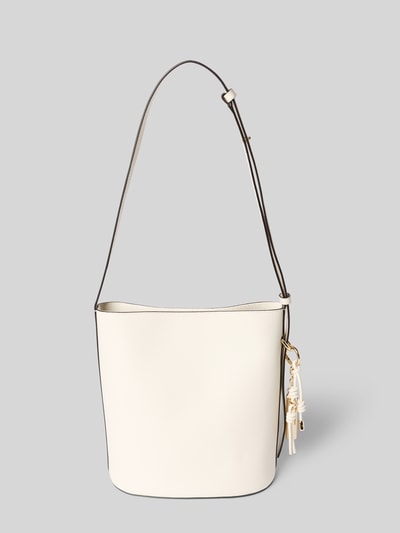 Produktfoto, cremefarbene Handtasche aus Echtleder mit Label-Detail Modell 'ROXIE' von FURLA, Hauptfach mit Magnetverschluss, Schulterriemen, Innentasche mit Reißverschluss, Maße: Breite 22 cm, Länge 25 cm, Tiefe 17 cm, Riemenlänge 112 cm.