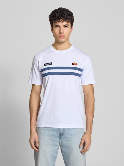 Männermodel trägt Herren T-Shirt von Ellesse, T-Shirt mit Label-Stitchings Modell 'VENIRE', Reine Baumwolle, Regular-Fit, Rundhalsausschnitt, Vorderansicht Ganzkörperansicht.