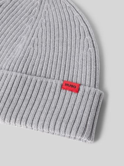 Produktfoto, hellgraue Beanie aus reiner gerippter Schurwolle Modell 'XOLA' von HUGO mit Label Patch und breitem Umschlag, unifarbene Optik
