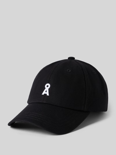 Produktfoto, czarna czapka z daszkiem z białym logo, gładka faktura, Cap aus reiner Baumwolle Modell 'YENAAS' von armedangels, Herren Cap von ARMEDANGELS