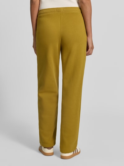 Männermodel trägt Straight Fit Sweatpants mit elastischem Bund von Christian Berg Woman, mieszanka bawełny, Tunel, Ganzkörperansicht Rückansicht