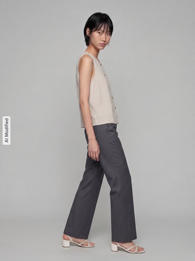 Vrouwenmodel draagt Regular fit chino uit wol-mix met viscose-aandeel model 'LUCA' van SEDUCTIVE, grijze tinten, zijaanzicht, Ganzkörperansicht von voren.