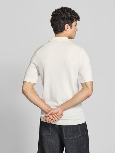 Männermodel trägt Regular Fit Poloshirt aus Viskose-Mix Modell 'WYLER' von Only & Sons, Optik: Unifarben, Feinstrick, Ganzkörperansicht Rückansicht.