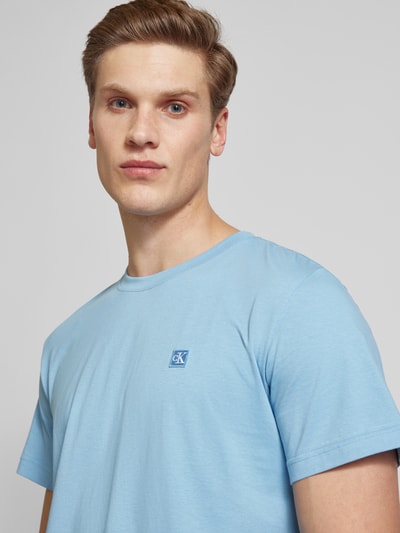 Calvin Klein Jeans T-shirt met labelbadge, model 'CK EMBRO' Lichtblauw - 3