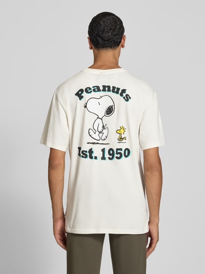 Männermodel trägt Oversized T-Shirt aus reiner Baumwolle Modell 'PEANUTS' von ONLY, cremefarben mit schwarzem Peanuts®-Motiv, Ganzkörperansicht Rückansicht, Heren T-Shirt von ONLY & SONS