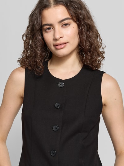 Frauenmodel trägt Shaped Fit Weste mit Viskose-Anteil Modell 'KAMIL' von Pieces, Optik: Unifarben, Material-Mix, Nahaufnahme Oberkörper.