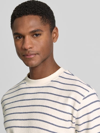 Męski model nosi Regular Fit T-Shirt aus Baumwoll-Mix Modell 'DJANGO' von SELECTED HOMME, efekt: wzór w paski, faktura, okrągły dekolt, mieszanka bawełny, Nahaufnahme górnej części ciała.