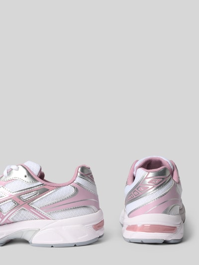 Produktfoto, Sneaker mit Logo-Detail von ASICS TIGER in Rosa, Silber und Weiß, abgerundete Passform, profilierte Sohle, Kontext: Absatzhöhe 4 cm, Schafthöhe 7 cm, Schaftweite 7 cm, Schnürverschluss