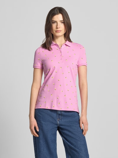 Frauenmodel trägt Regular Fit Poloshirt mit Polokragen und Knopfleiste von Christian Berg Woman in Rosa mit gelbem Muster, Baumwoll-Mix mit Stretch, Ganzkörperansicht von vorne