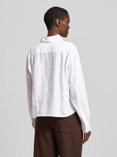 Männermodel trägt Relaxed Fit Hemdbluse aus reinem Leinen von Marc O'Polo, biała, jednolity kolor, len, długi rękaw, klasyczny kołnierzyk, widok całej sylwetki z tyłu.